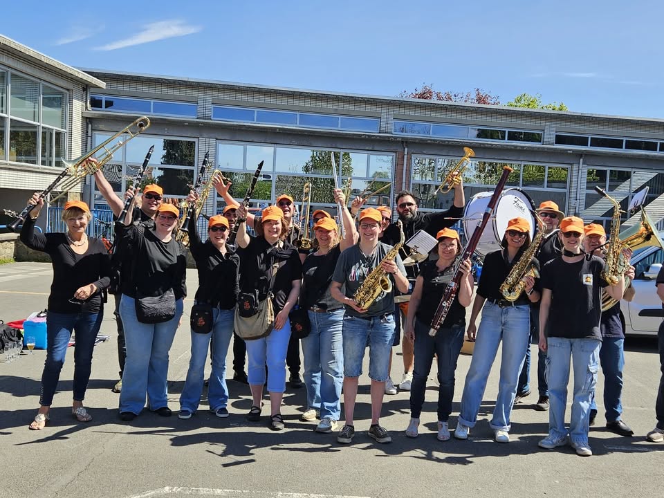 Liers get loud — Street Band
